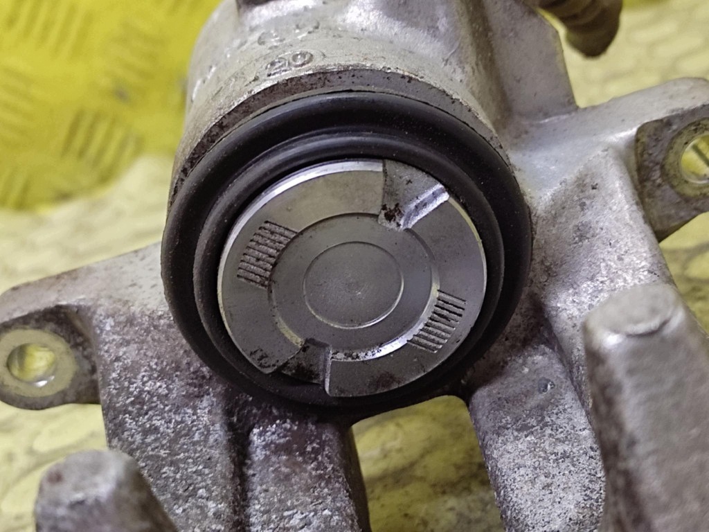 AUDI A4 B5 1.8 třmen brzdový levý záď