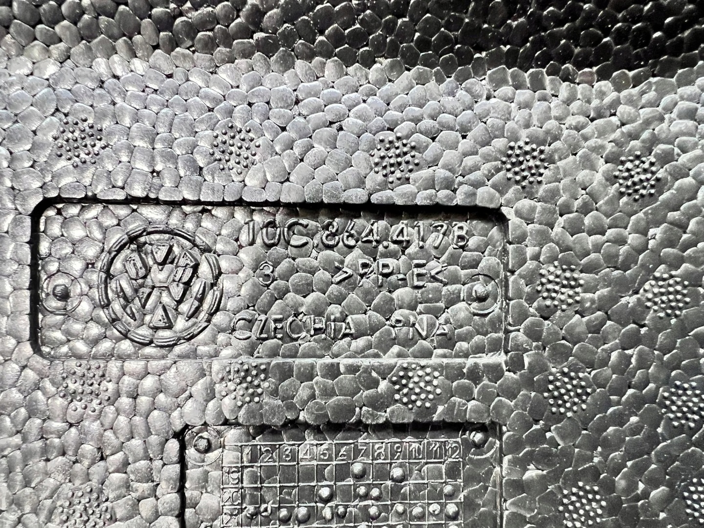 WKLAD polystirene below feet right AUDI Q4 E-TRON 10C864417B