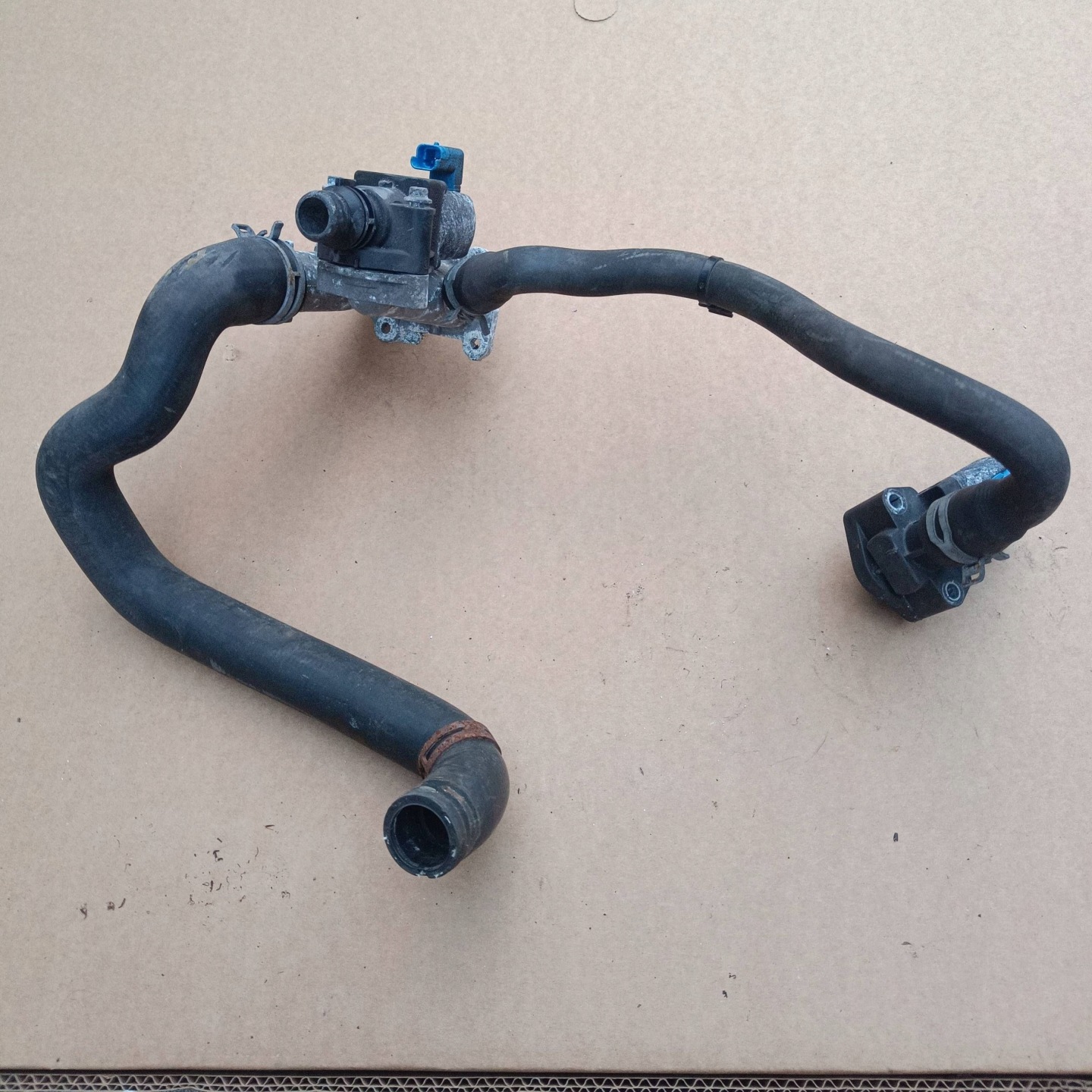 Ford Fiesta MK7 1.6 EB poklopac termostata ventili vode