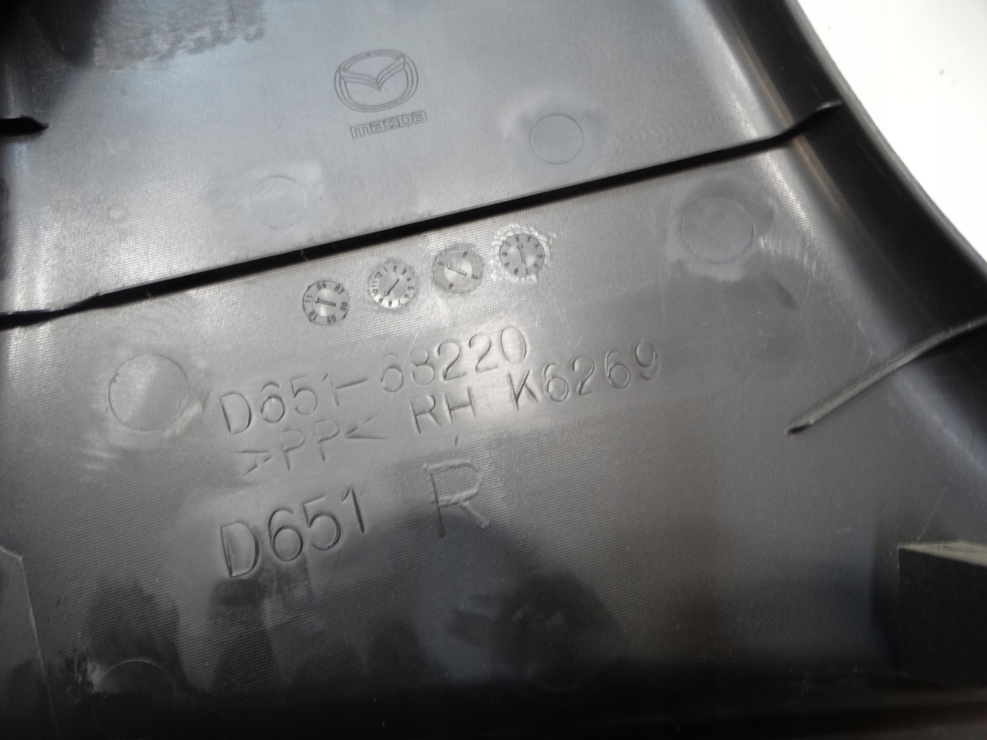 plastic cover pillar right MAZDA 2 DE D651-68220 2011R.
