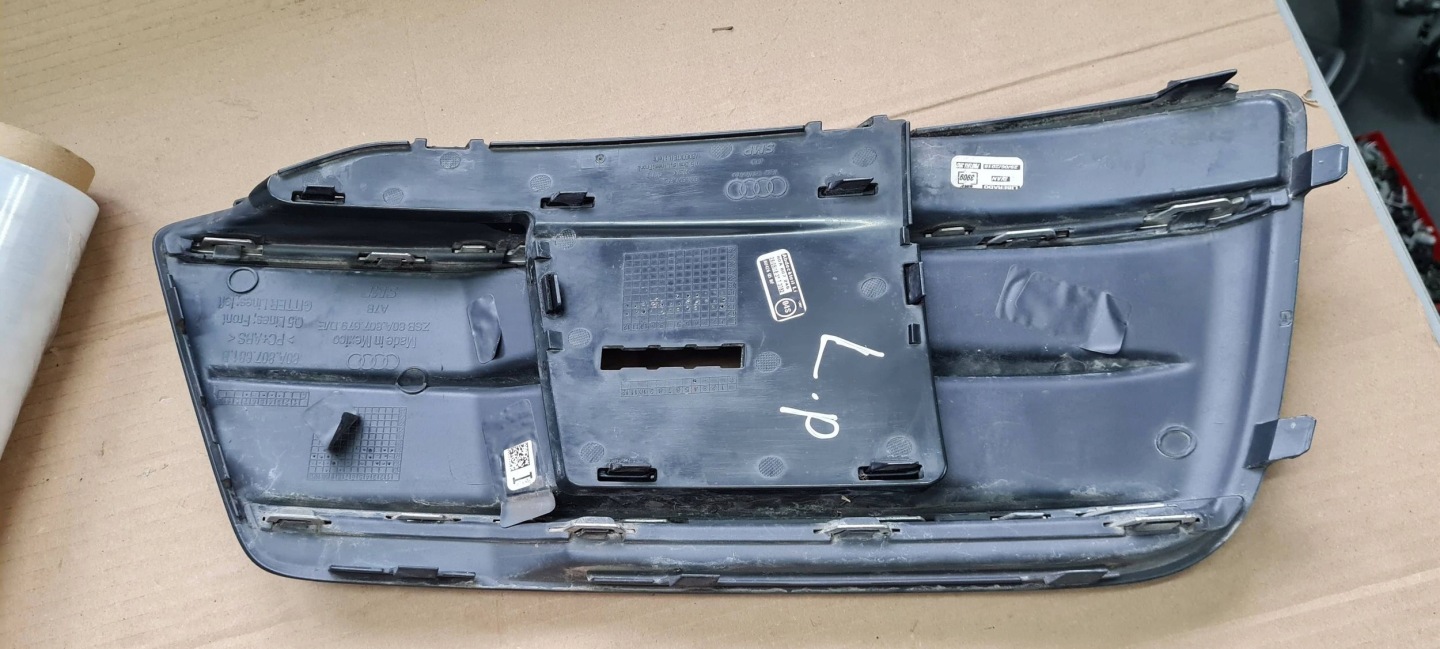Q5 80A grid of a bumper left left front front 80A807679D 80A807681B