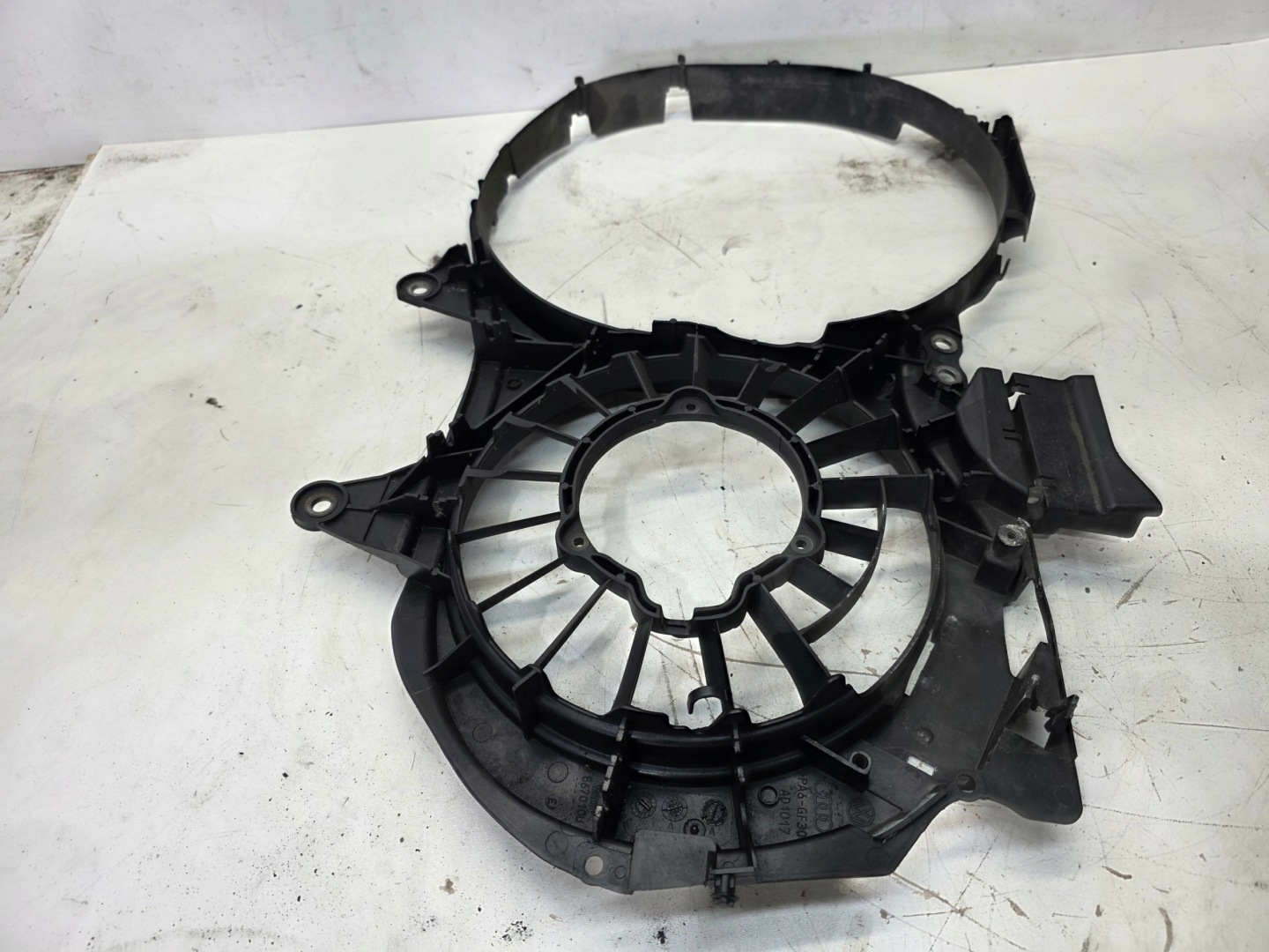 couverture ventilateurs AUDI A4 B7 2.5 TDI 8E0121205T original