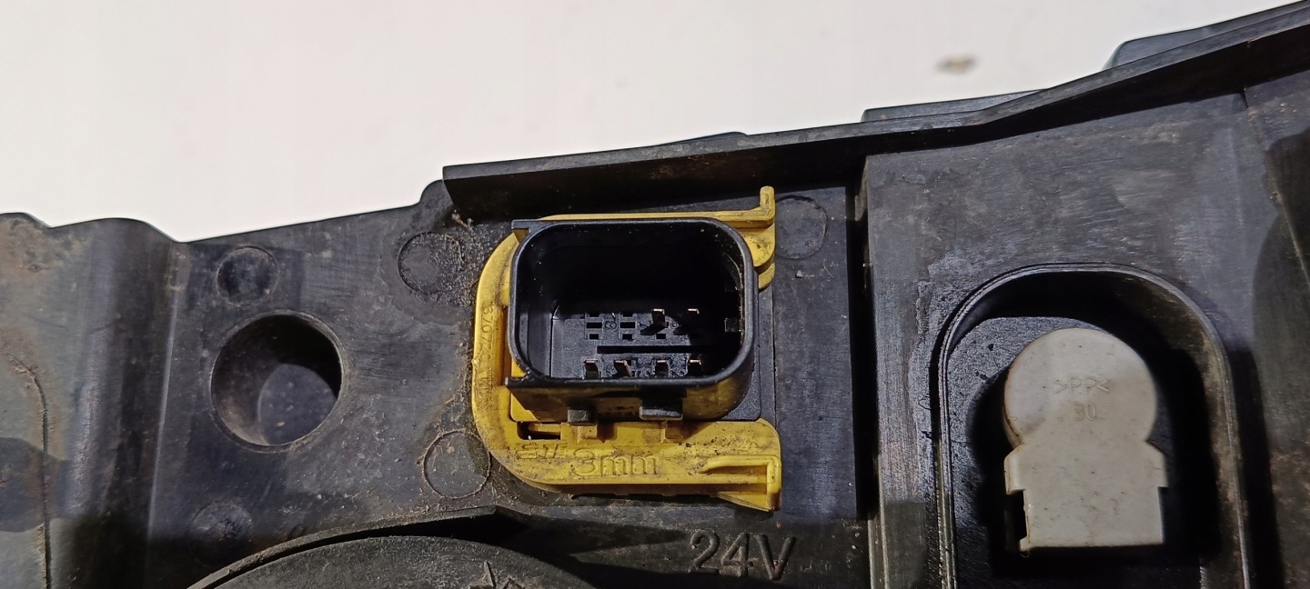 light front front right Renault Gama T - Range
