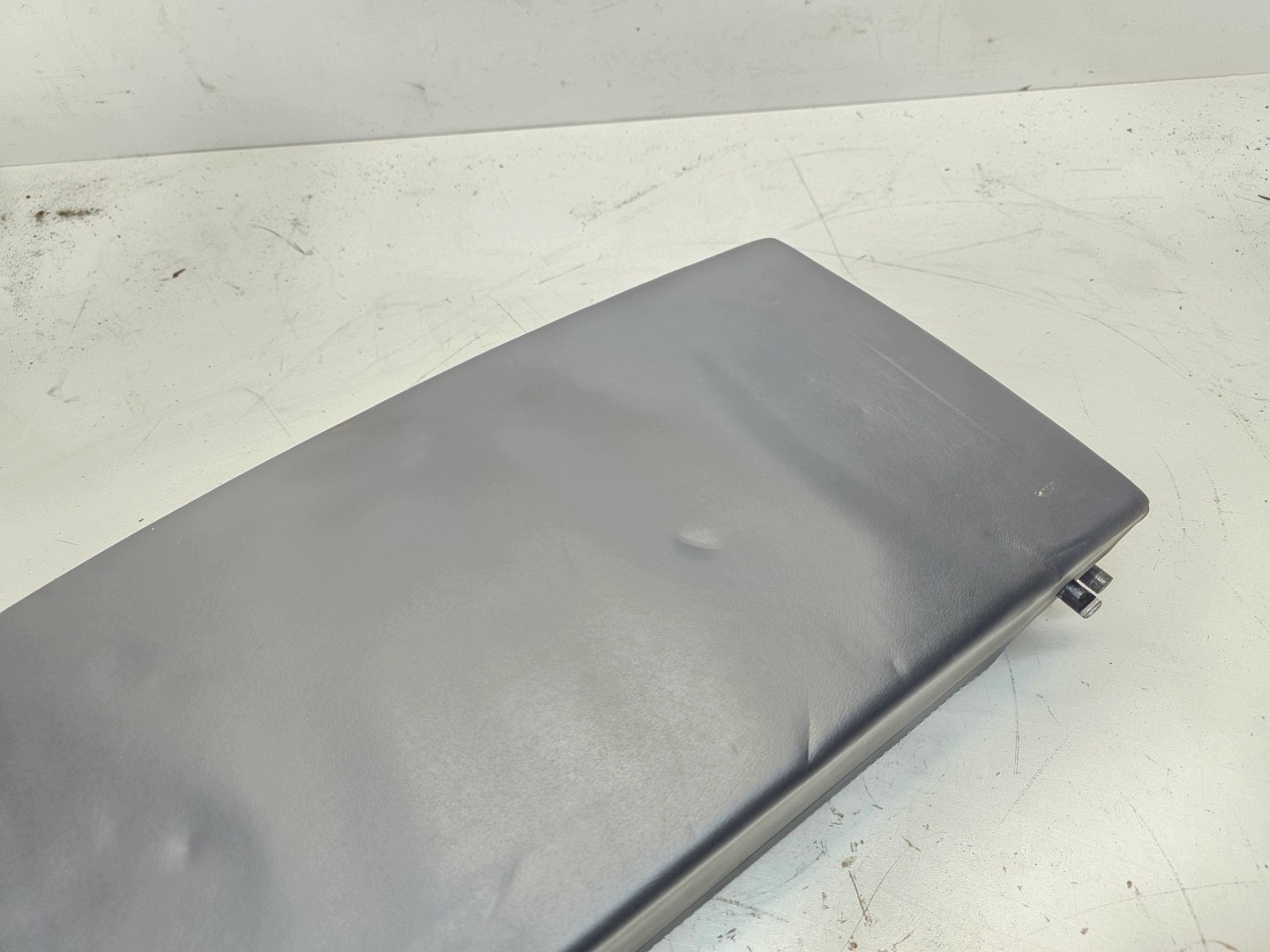 armrest passenger compartment rear seat rear part AUDI A6 C6 leather bracket for KUBKI