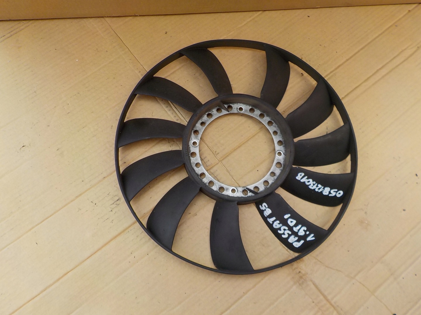 ventilátor chladiče passat b5 1,9 tdi 058121301B