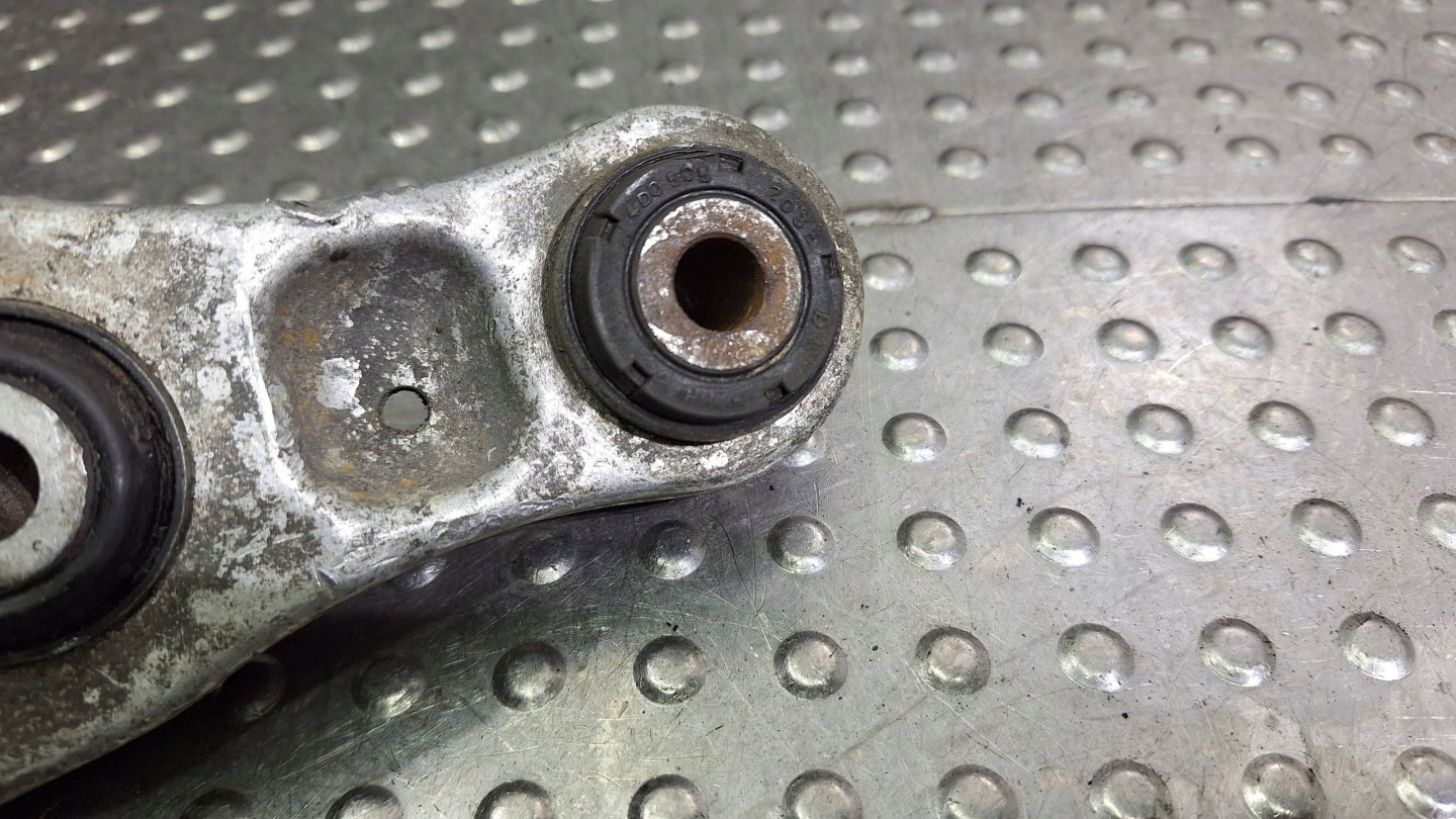 arm left rear part 4D0505323F AUDI A8 D2