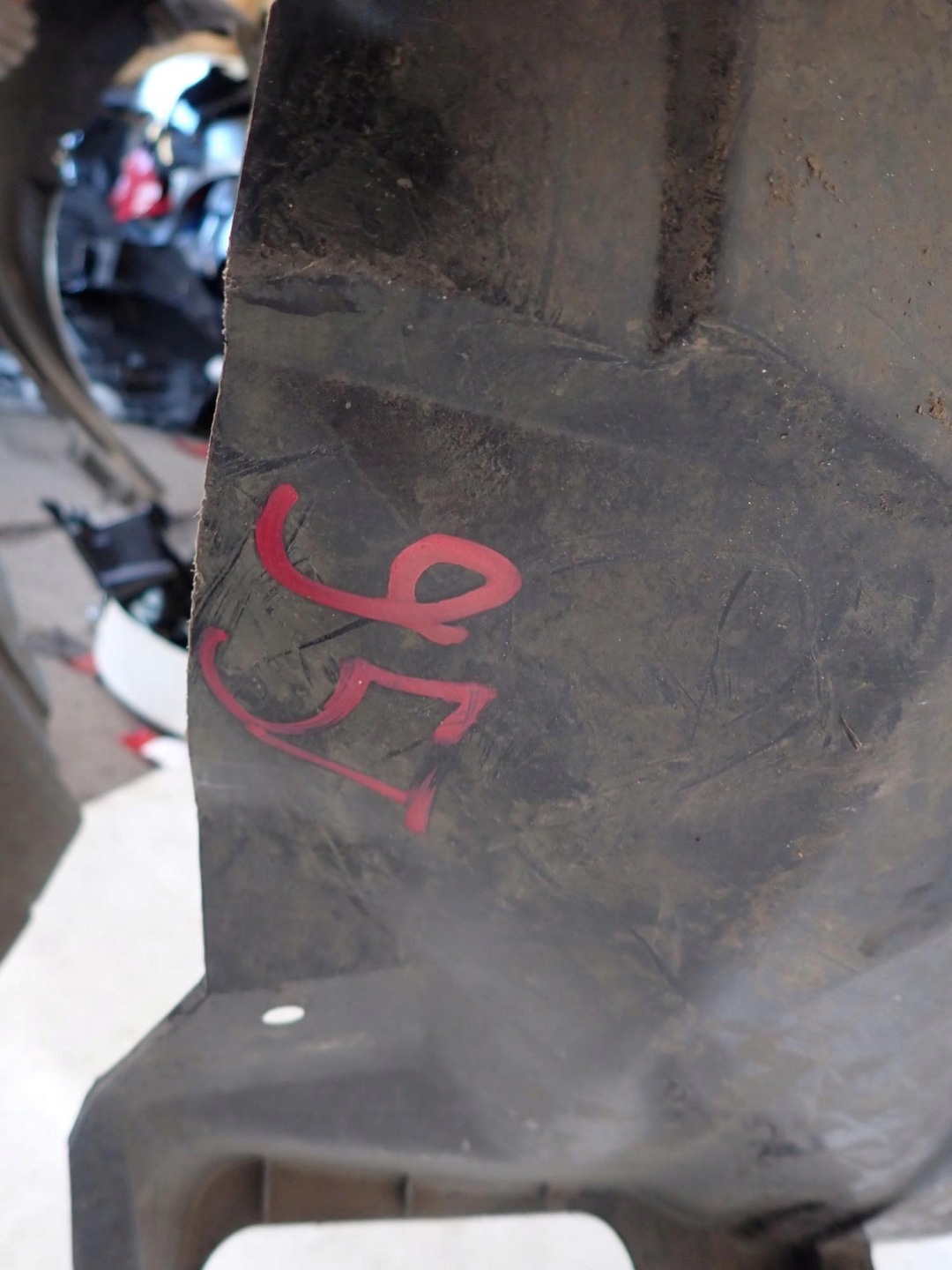SUZUKI SX4 06-14 mudguard front front right