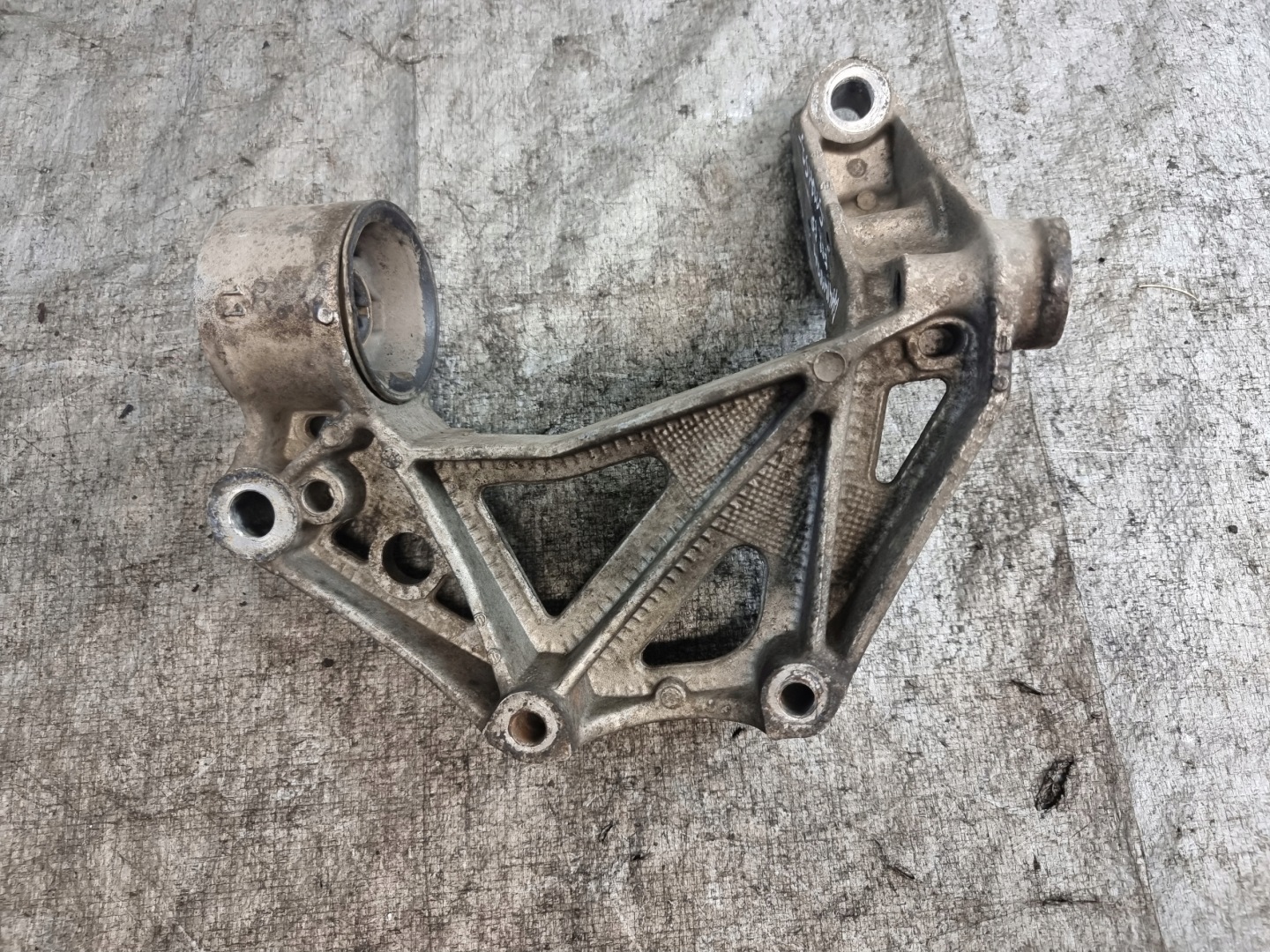 holder console arms right front VW FOX 1.2B 40kW 05r