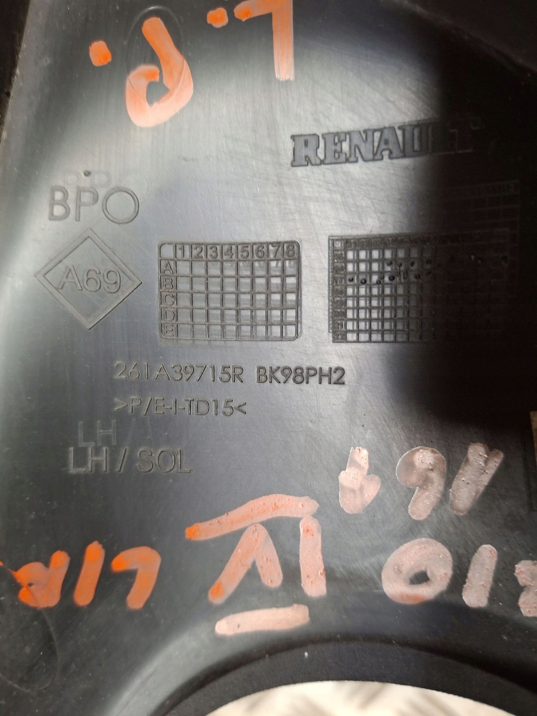 left grid of a bumper RENAULT CLIO IV LIFT 2016-2019