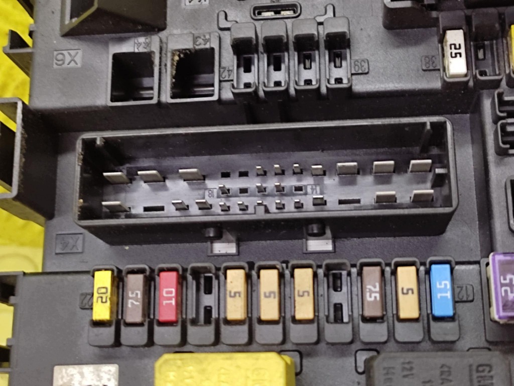 OPEL ASTRA H 1.7 D Module Boîte BSI 13220831HQ