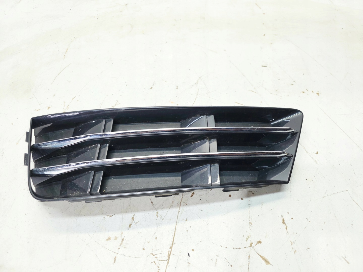 grid grille of a bumper left front AUDI A4 B9 8W0807681R
