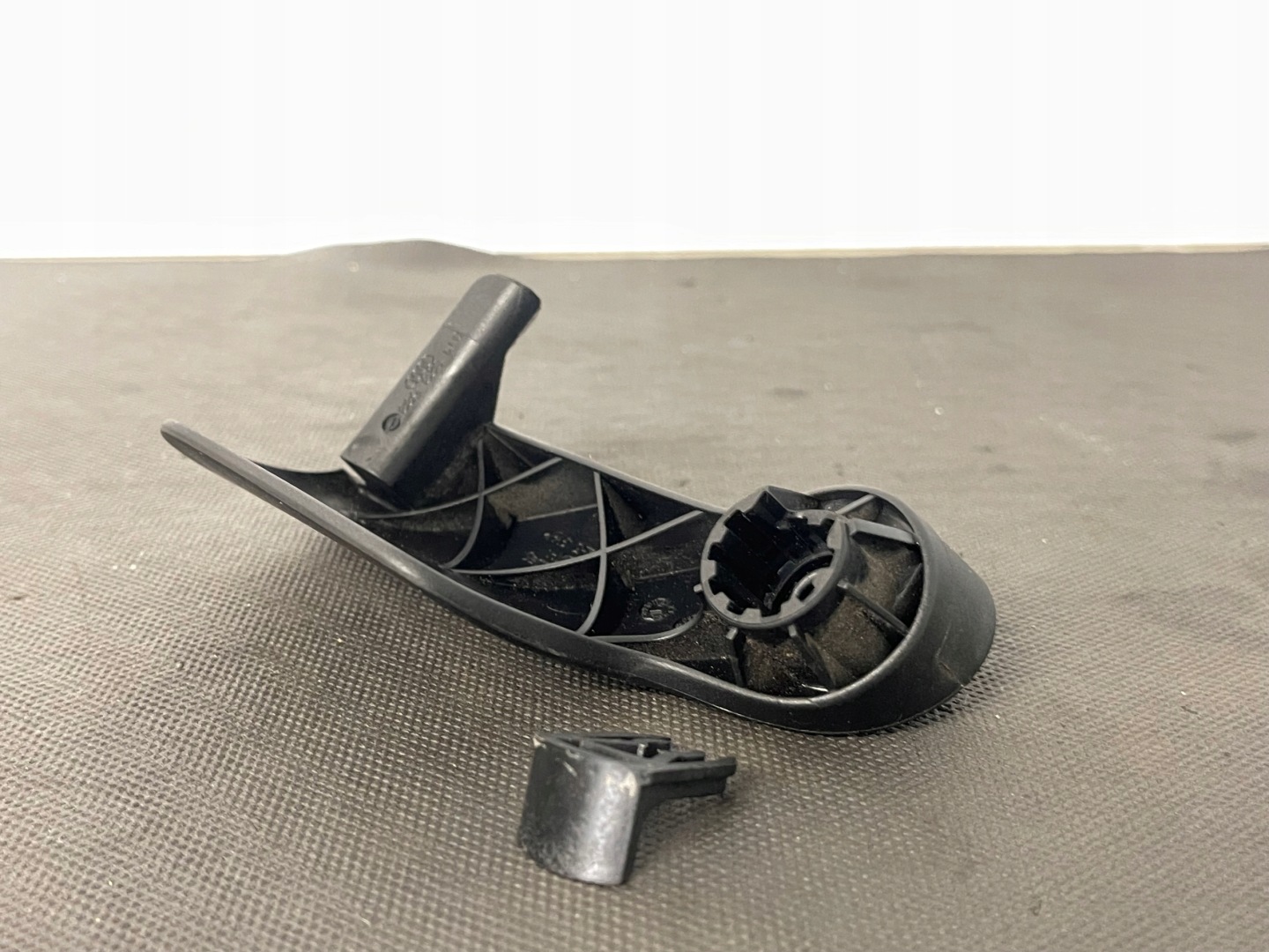 AUDI A6 C7 handle bracket of the opening bonnets 8T1823533