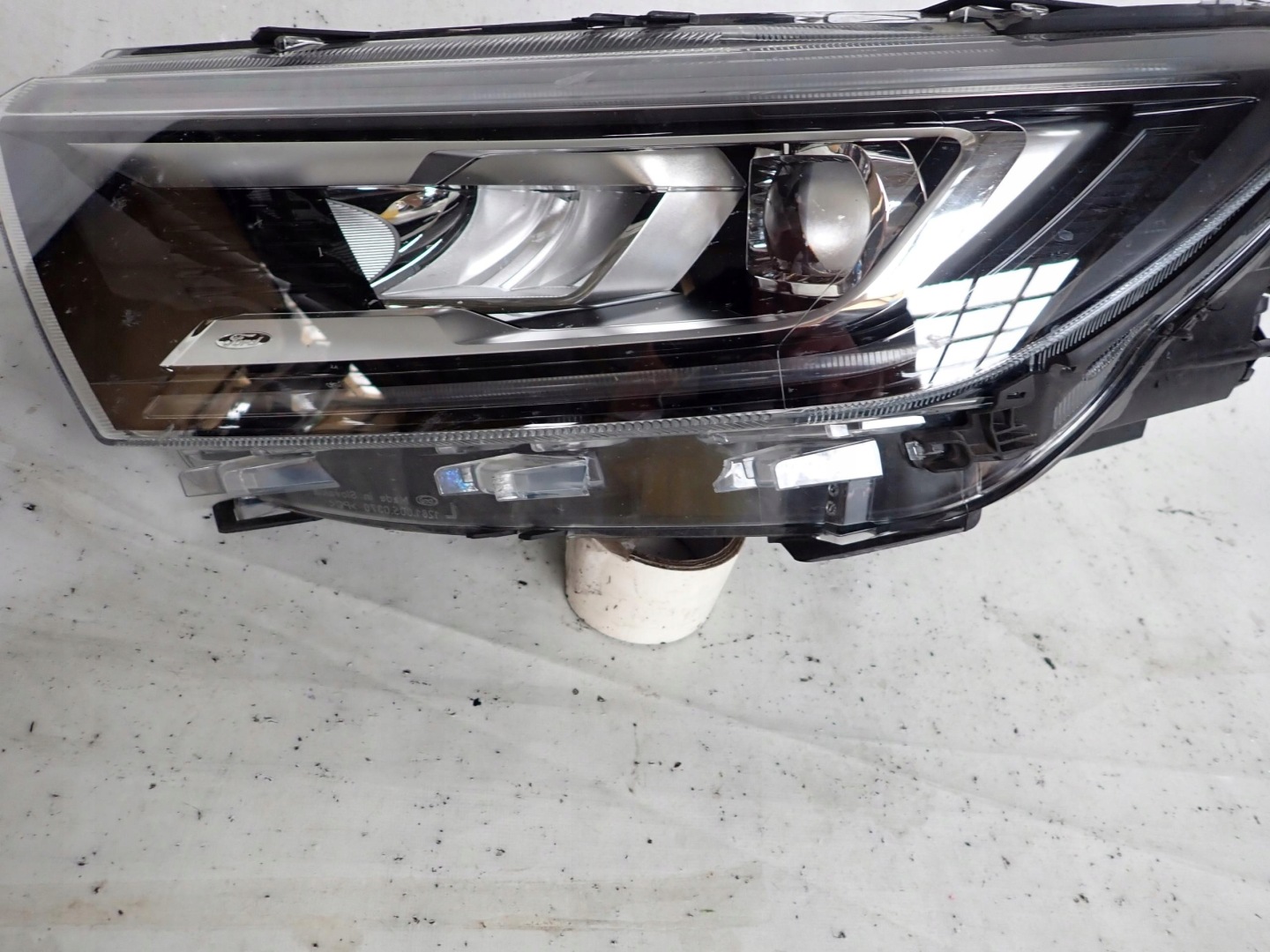 FORD TOURNEO CONNECT MK3 22- light left front LED 2KF941035