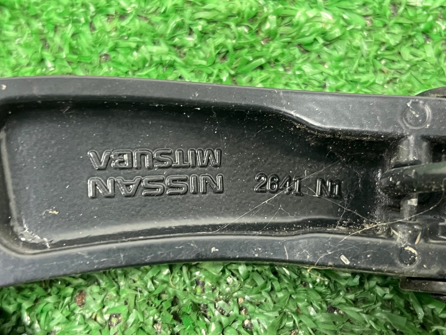 wiper arm front left NISSAN MICRA K14 2641N1