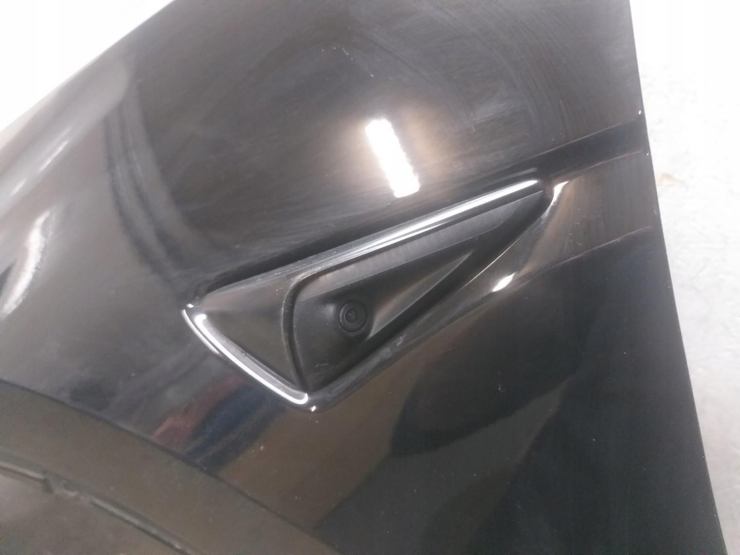 blatník předek levý TESLA Y KAMERA
