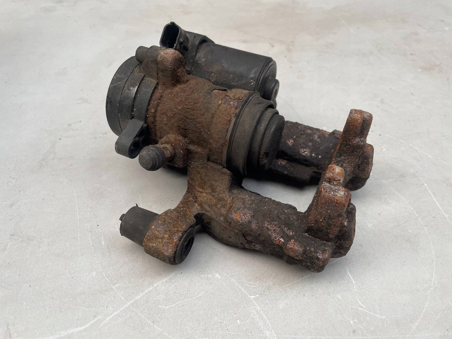caliper brake rear rear part FORD KUGA II GV61-2D250-A @M
