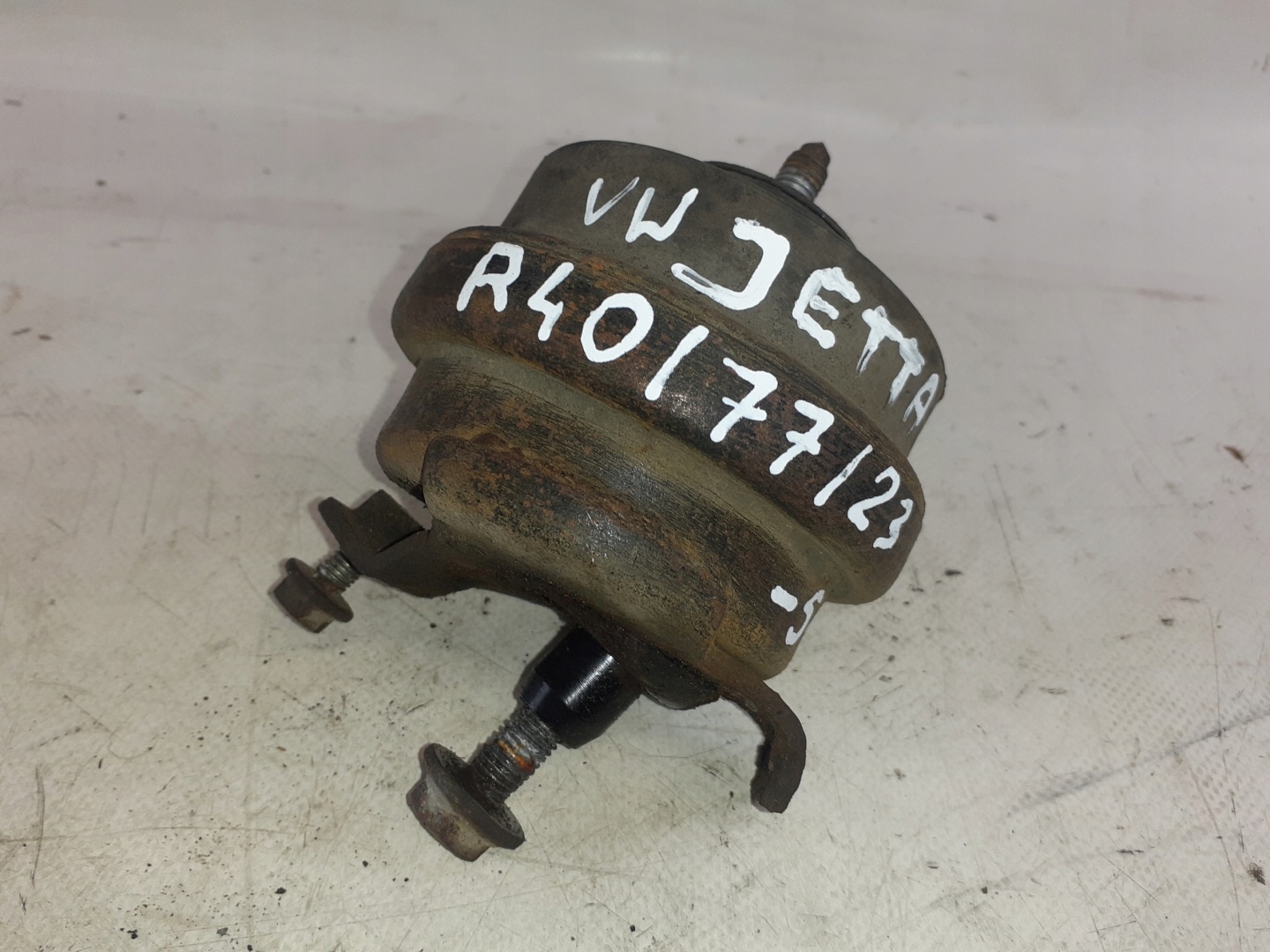 Volkswagen Jetta engine mount 1.6D