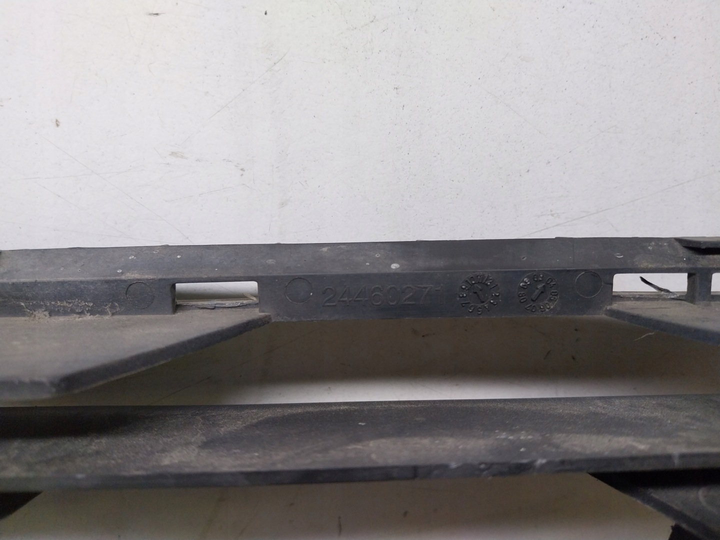 grid of a bumper front central 24460271 OPEL ASTRA H EUROPA