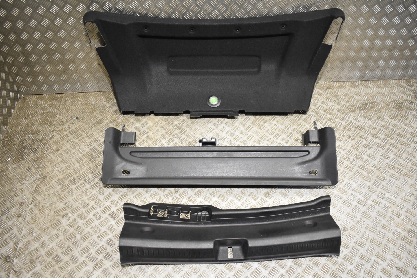 IDEALNY KPL. boot MERCEDES W214 sedan 1
