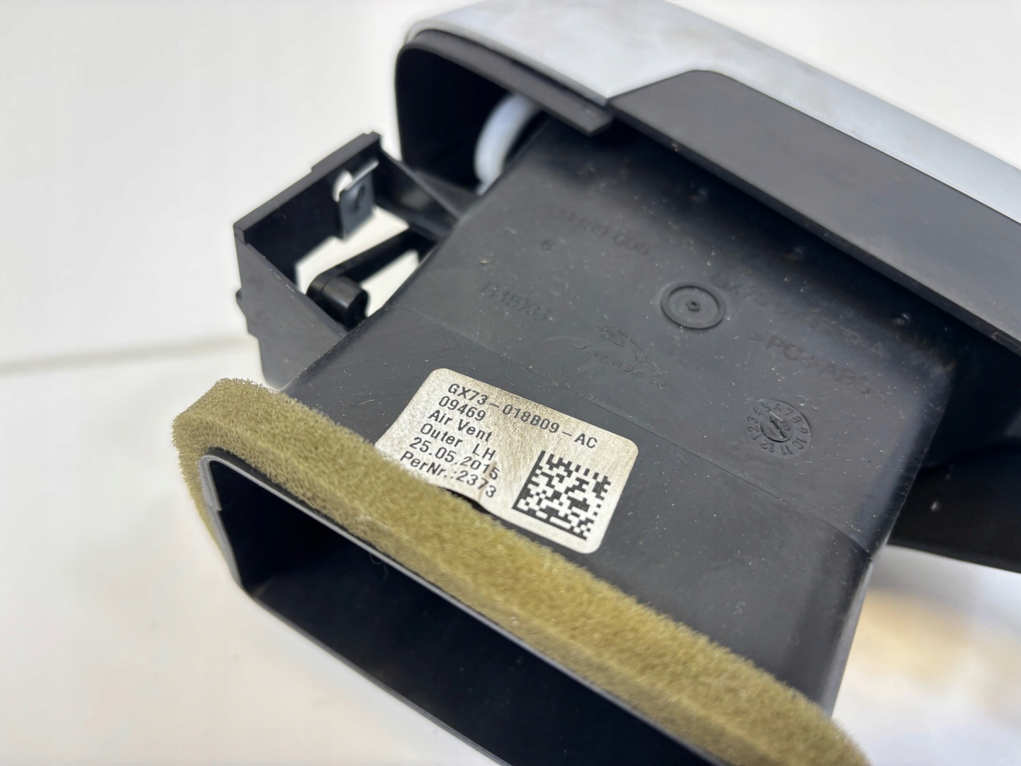 grid air conditioning devices left side Jaguar XF facelift 2015 GX73-018B09-A