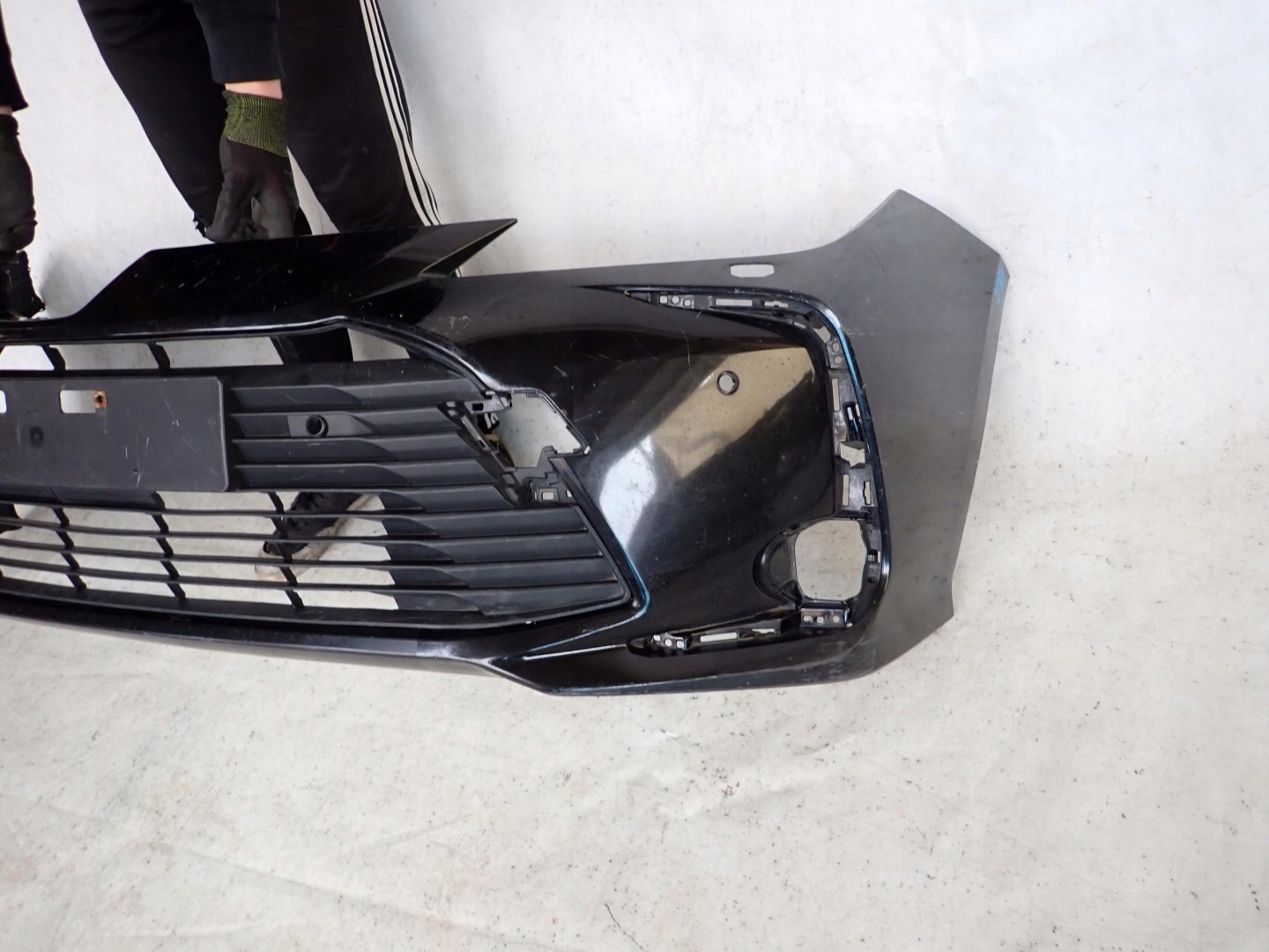 TOYOTA COROLLA E21 sedan front bumper grid 52119-02Q10 SPR PDC