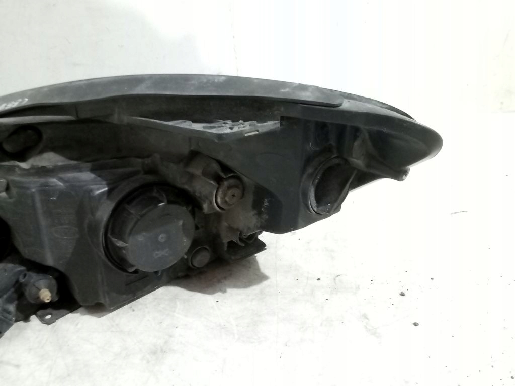 Kia Ceed and 1 light right front front