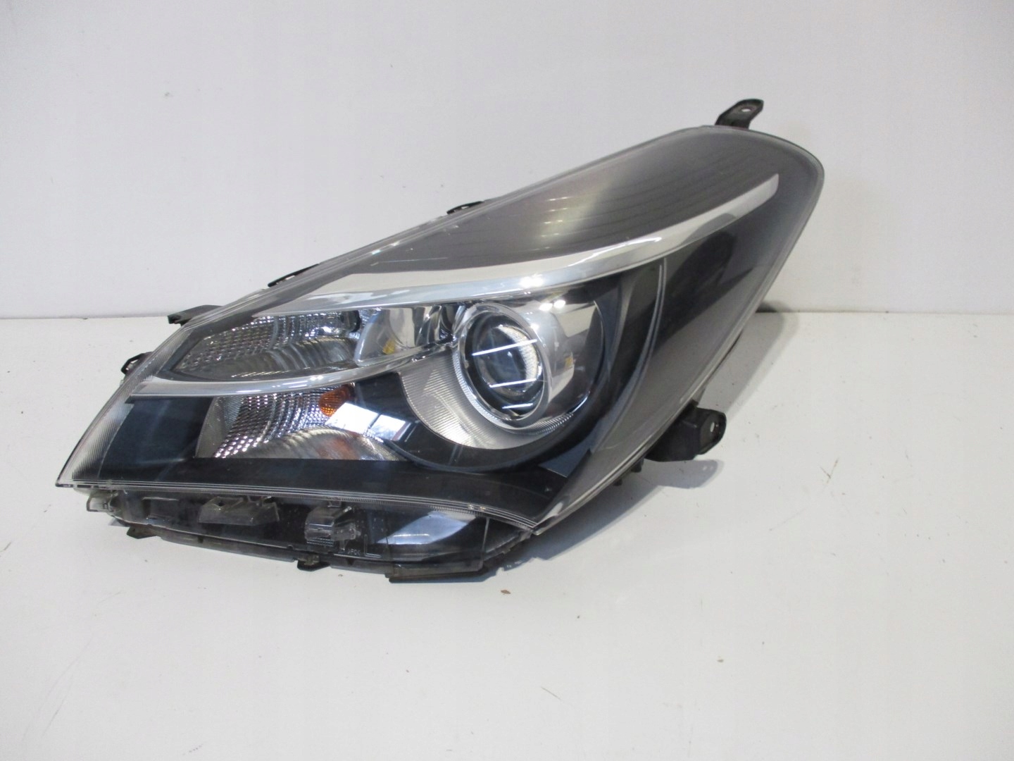 light TOYOTA YARIS 3 III LIFT left