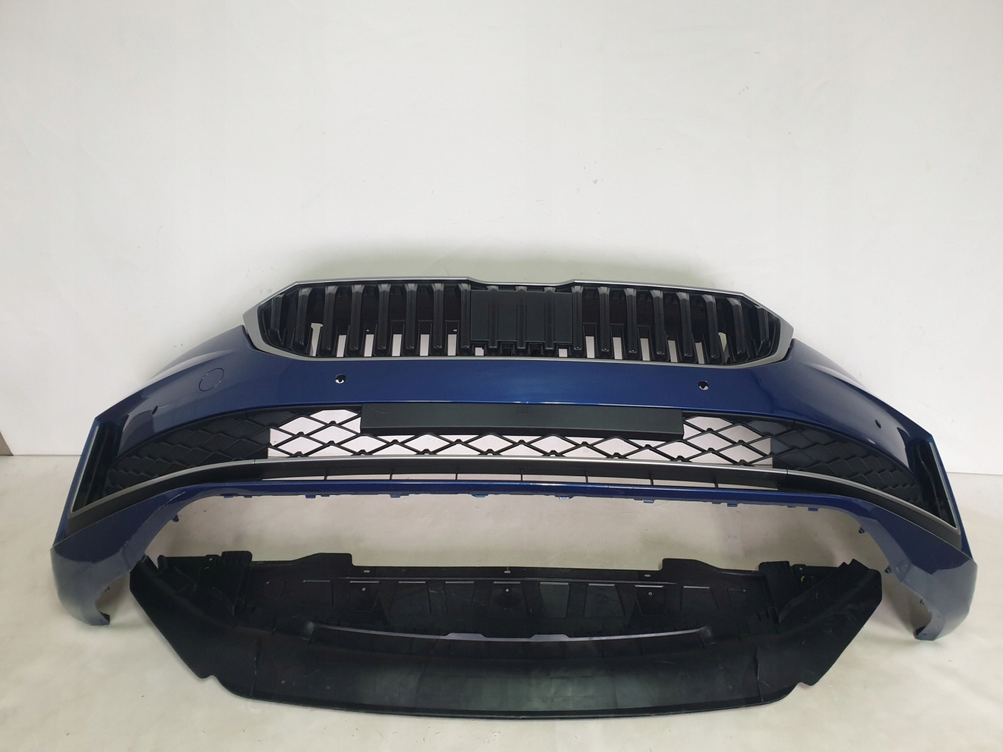 SKODA SUPERB IV 3P0 23-> bumper front front 6 x PDC cover 3P0807221