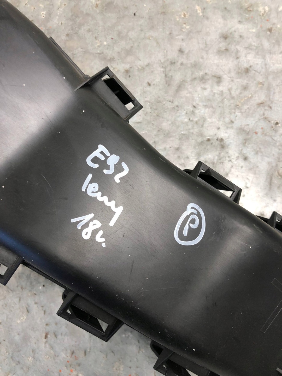 přívod VZDUCHOVÁ TROUBA levý BMW E92 8045361