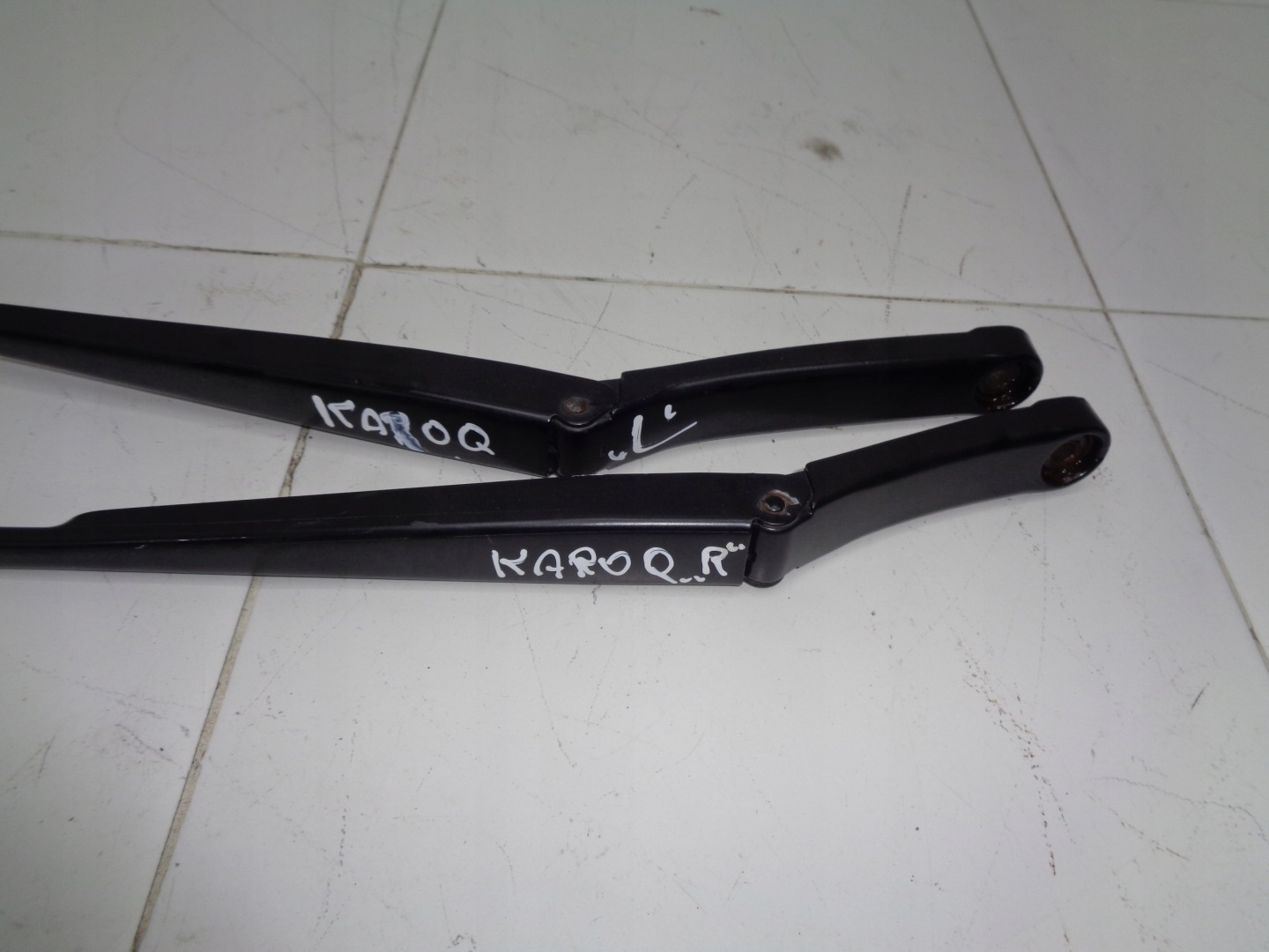 SKODA KAROQ wiper arm right left 17R>