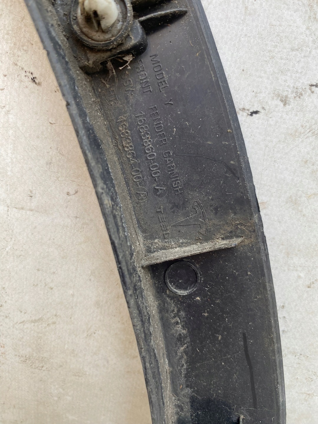 TESLA Y moulding for fender right front 1683860-00-A
