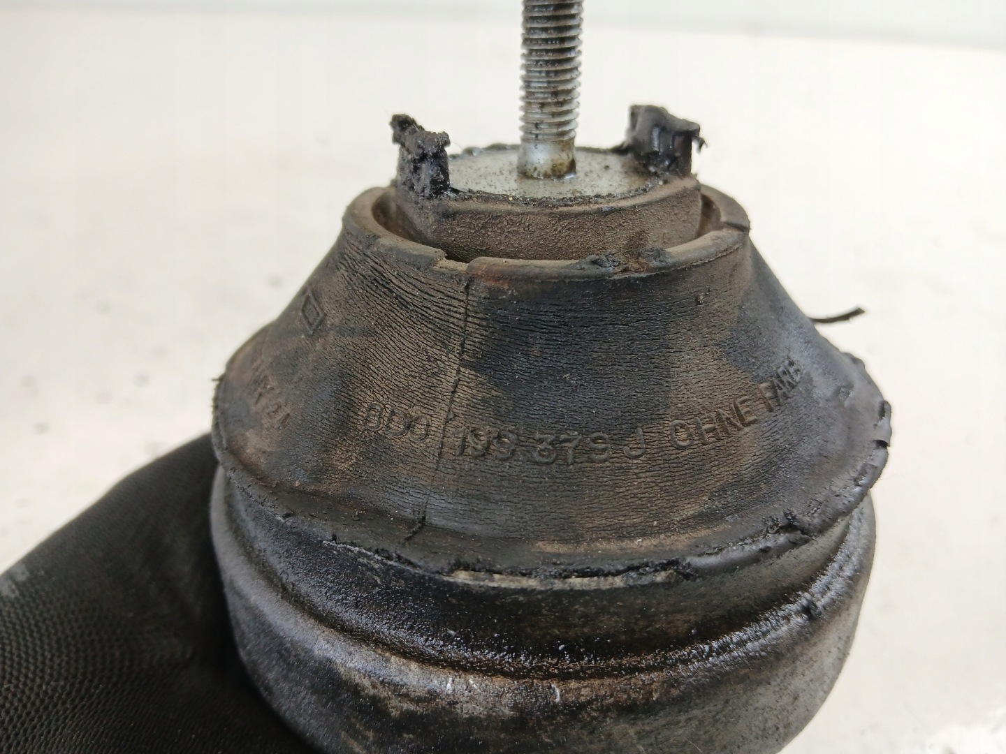 AUDI A6 C5 VW PASSAT B5 engine mount 8D0199379J