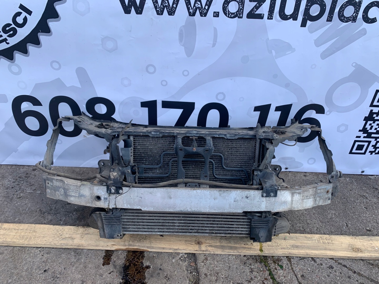Mercedes W211 bar, wall front sider OKULAR iron radiator