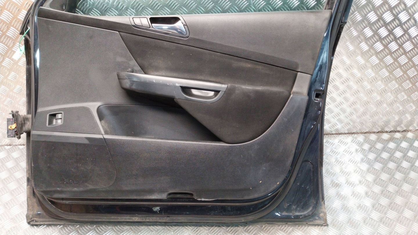 dveře předek pravé VW PASSAT B6 3C0 05