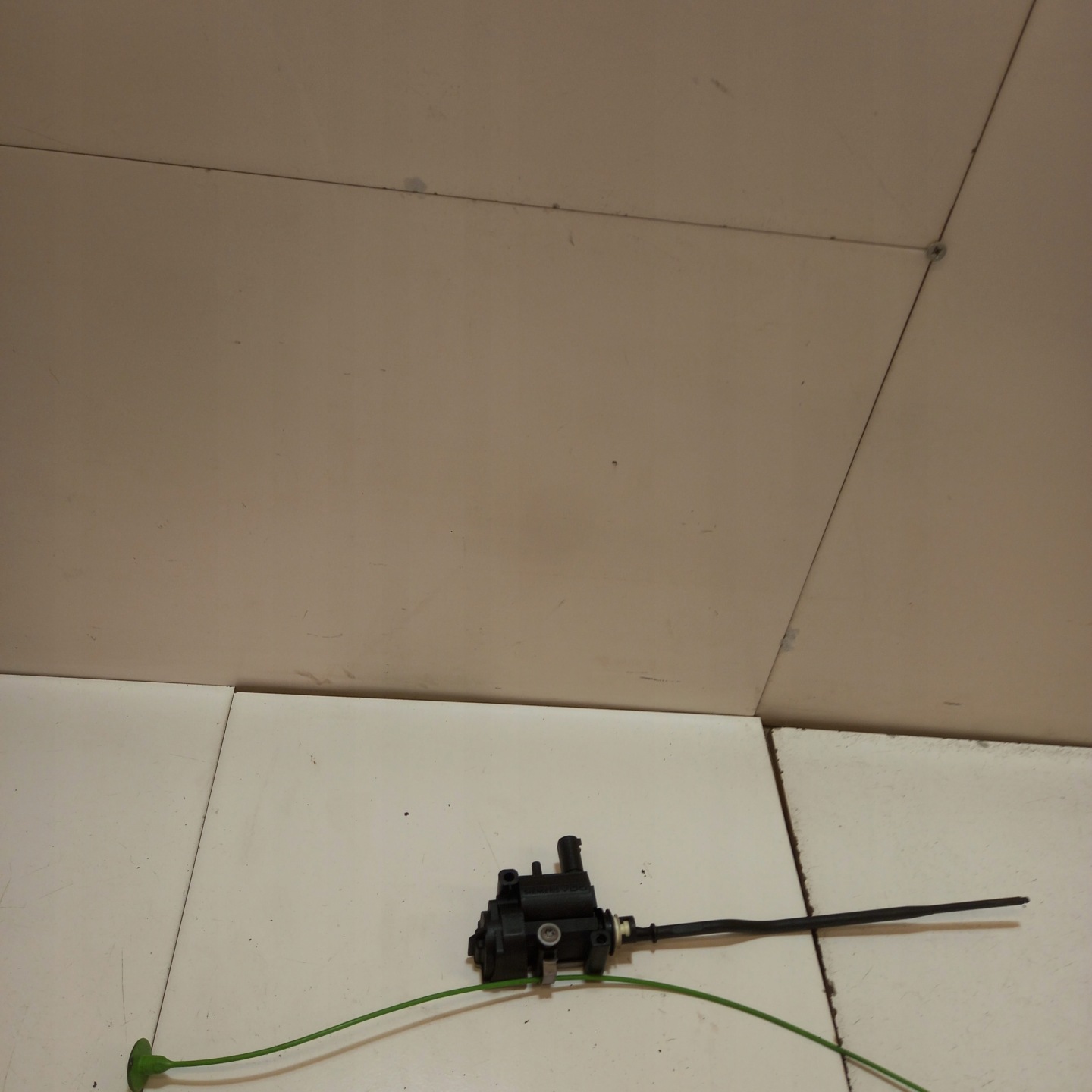 amortizer vratašca rezervoara goriva BMW E90 67116985880-04