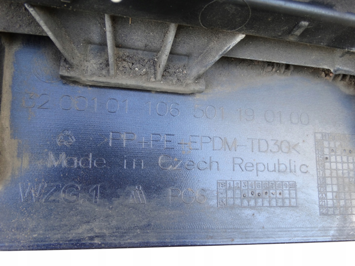 VW PASSAT B8 cap moulding threshold left LH5X GRANATOWA threshold left