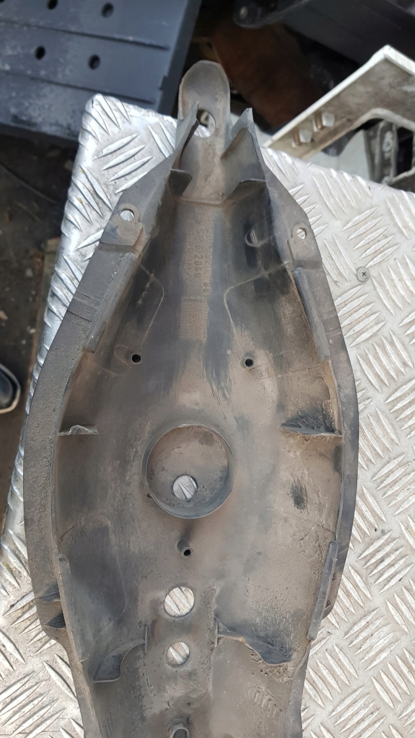 MERCEDES W203 Blende Abdeckung des Querlenkers links rechts heck