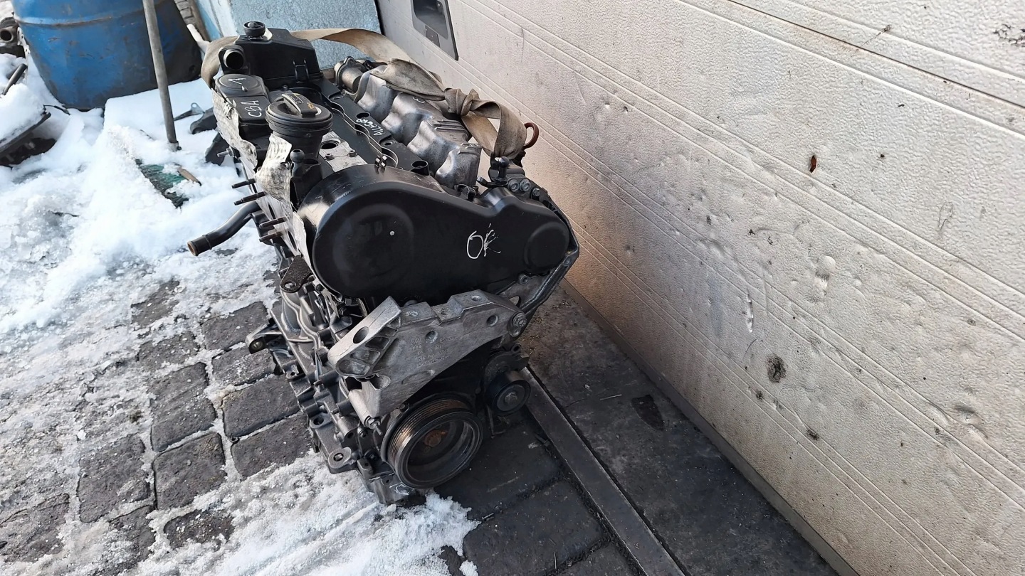 engine VW GOLF Vl 2.0 TDI CBA unprotected pillar 08