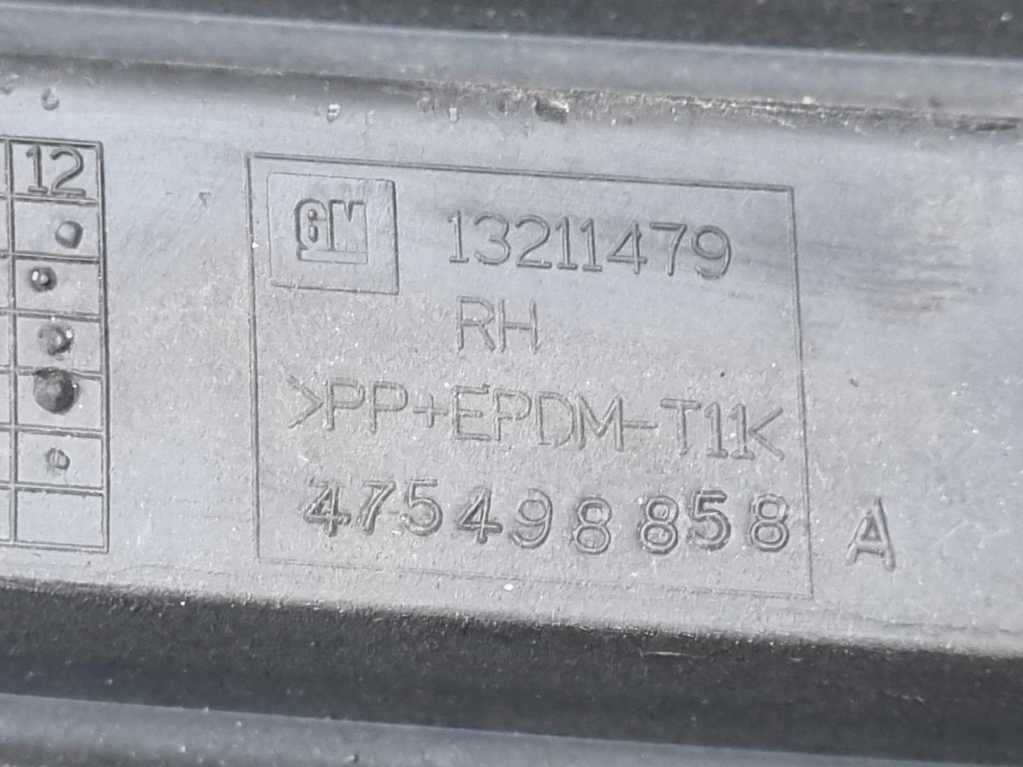 side grid of a bumper right side Opel Corsa D 2009 13211479