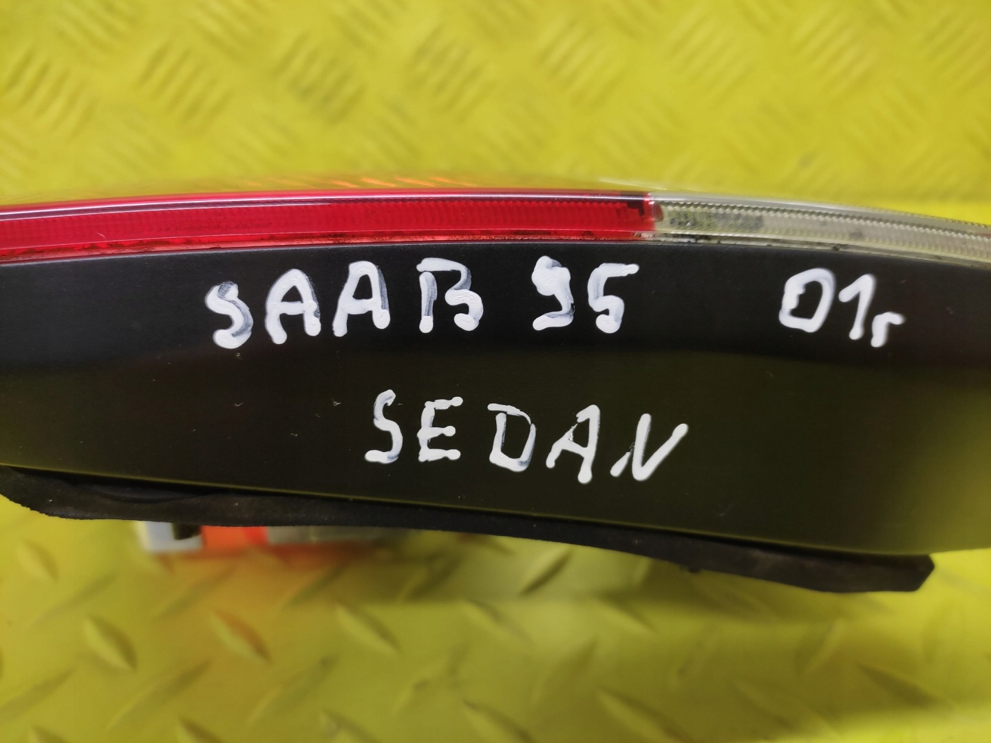 SAAB 95 Berline Feux phare Droite Arrière du capot