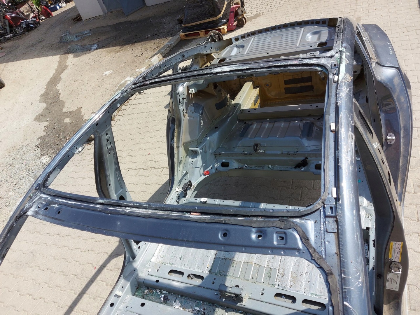 TESLA MODEL 3 krov