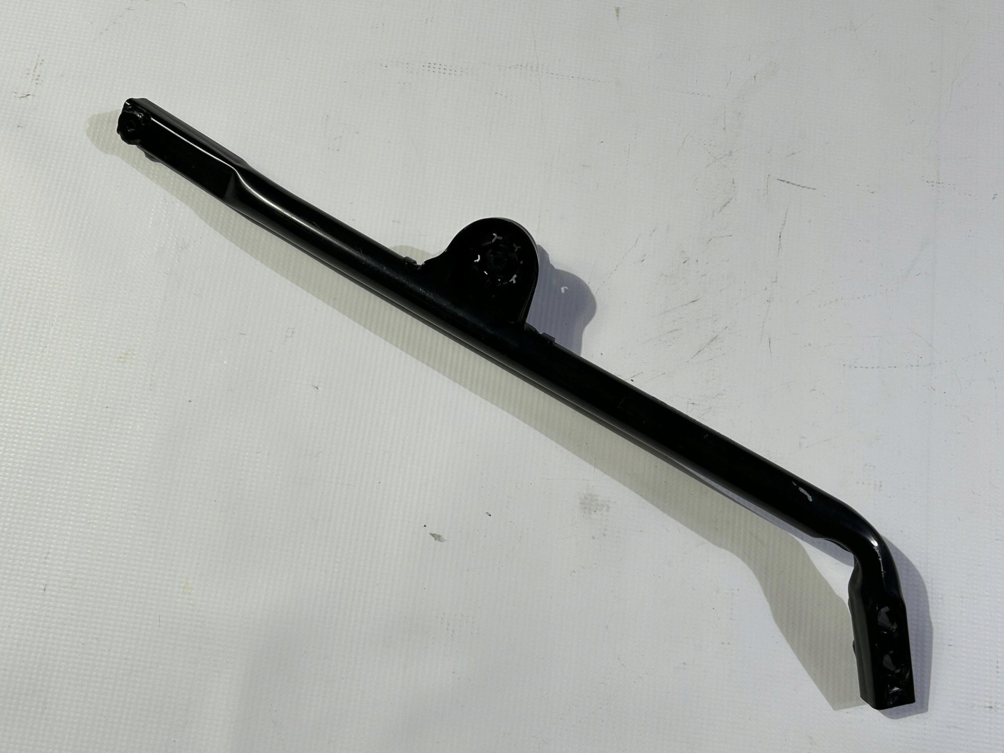 sider pillar console supports of the front left Chrysler Pacifica 2021