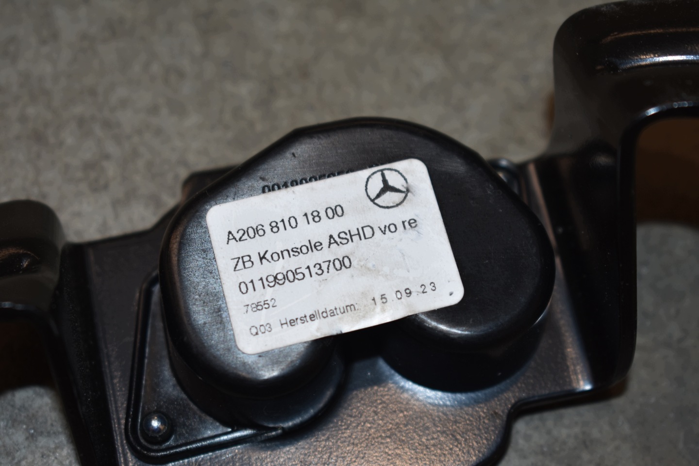 IDEALNE Support plaque Console Droite MERCEDES W206 1