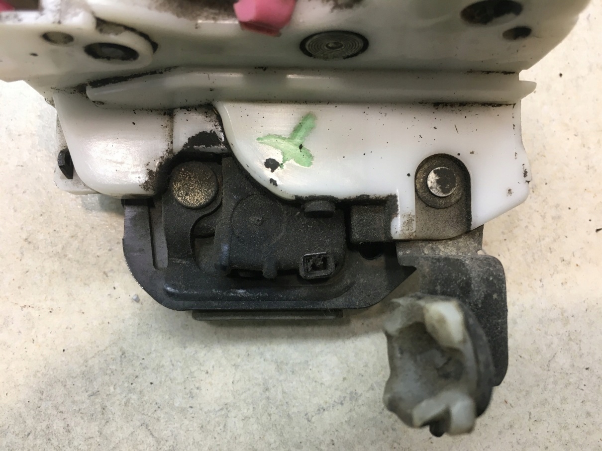 lock door right rear part NISSAN MICRA K11
