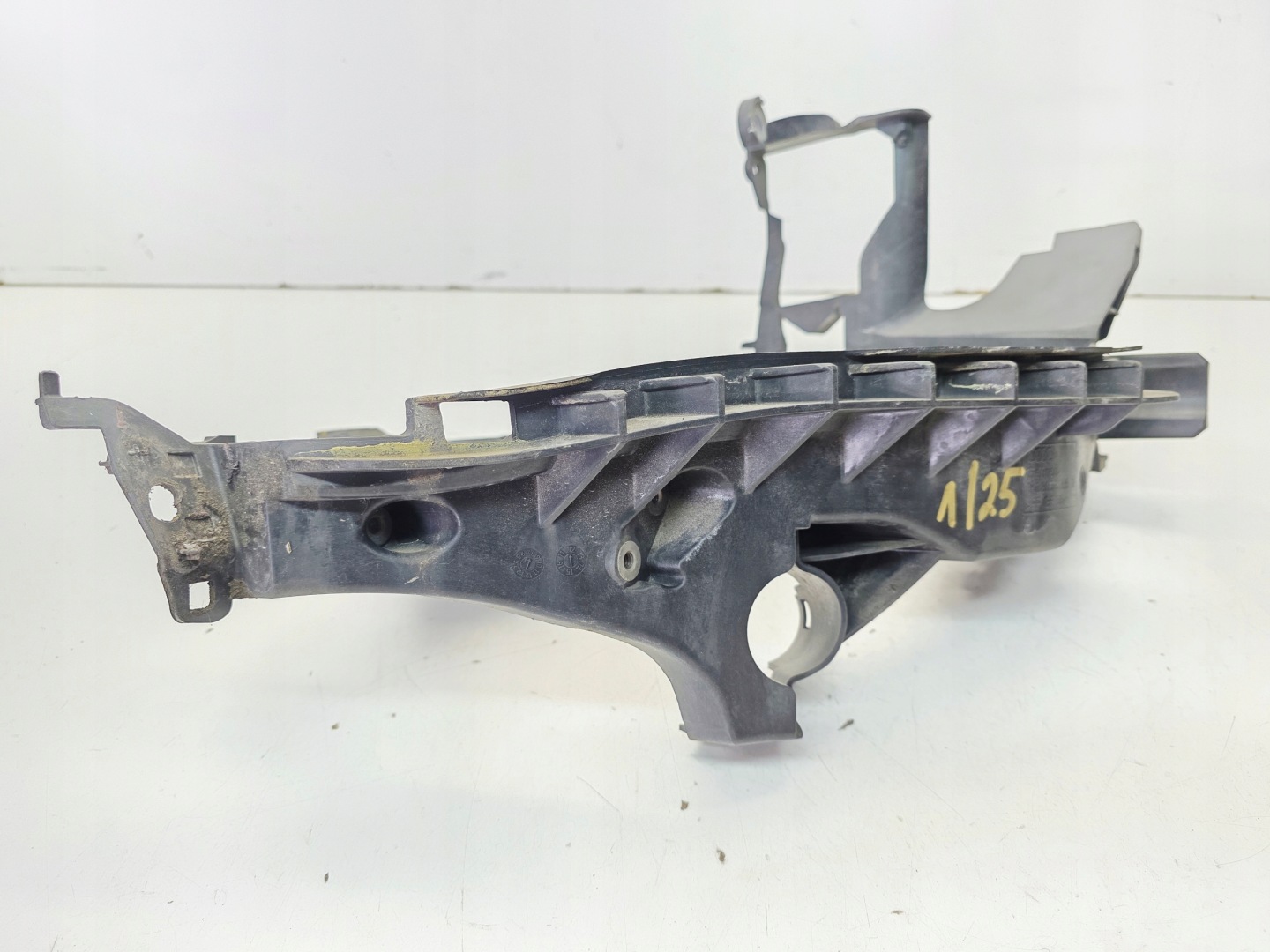 support holder REFLEKTORA right front AUDI A4 B8 LIFT 8K0805608B 1/25