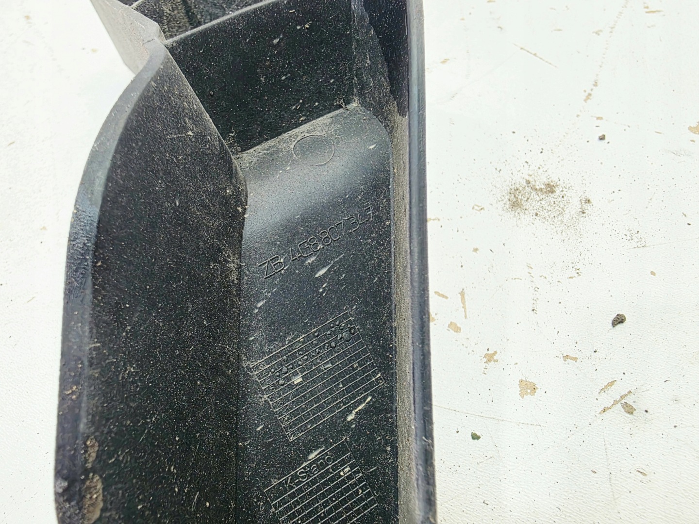 support holder lower of a bumper left rear part AUDI A6 C7 A7 4G8807347