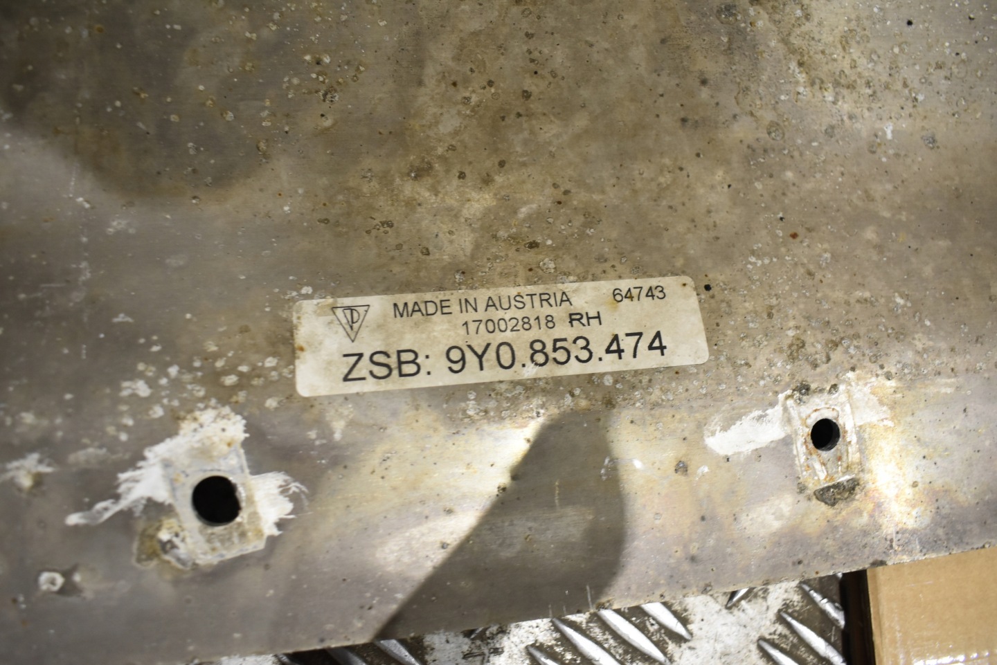 IDEALNA cover chassis left PORSCHE CAYENNE 9Y 1