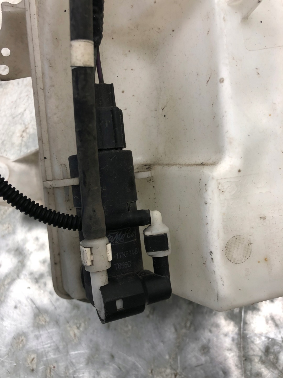 washer fluid tank FORD FOCUS MK3 BV61-17B613-AG