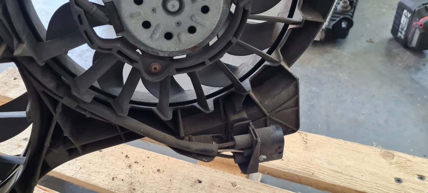 A6 C6 LIFT ventilátor ventylátory chladiče 2.0 TDI 4F0121003Q