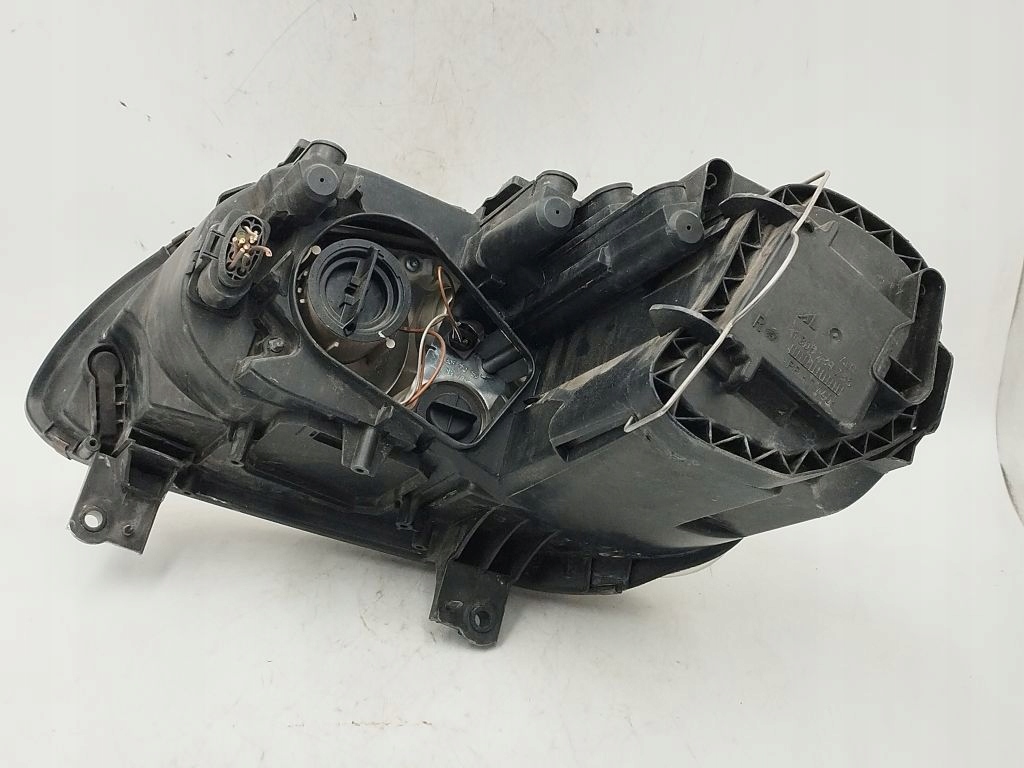 VW Touran and 1 light right front front